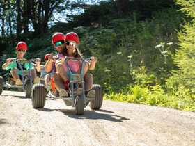 Familienspaß bei einer Mountain-Kart Fahrt | © Thomas-Kovacsics